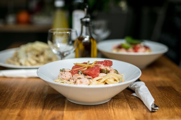 Foto primer plano de la pasta servida en la mesa