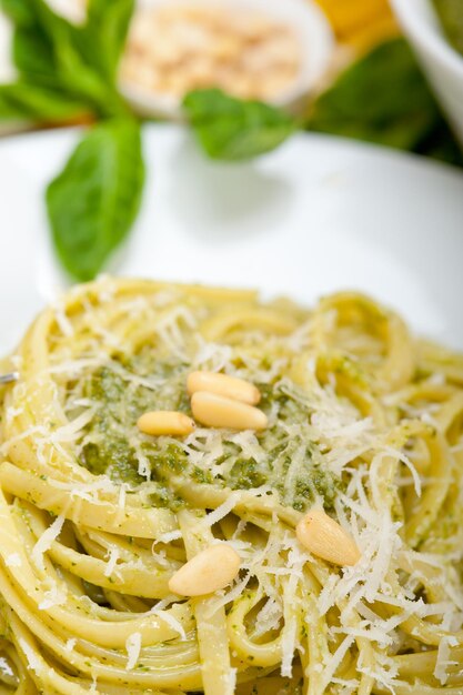 Foto primer plano de la pasta servida en la mesa