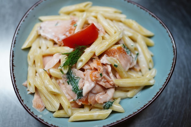 Primer plano de la pasta servida en un plato