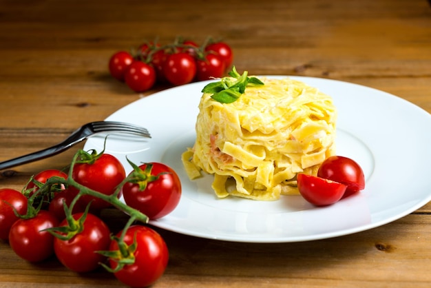Primer plano de la pasta y los tomates cereza