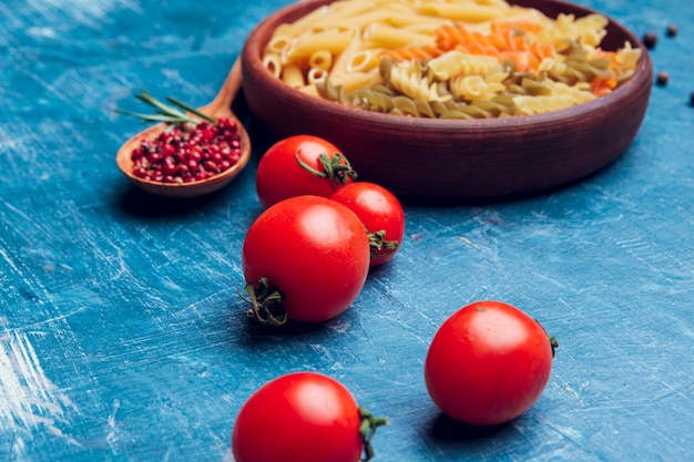 Primer plano de pasta y tomates italianos, vista superior
