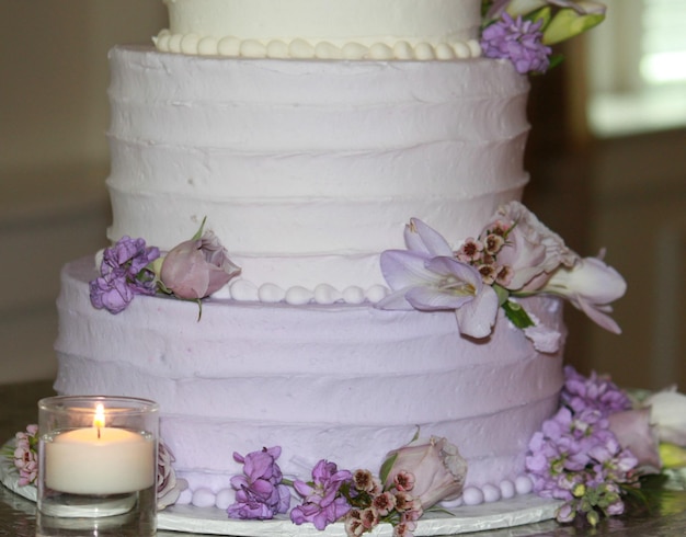 Un primer plano del pastel de boda en la mesa.