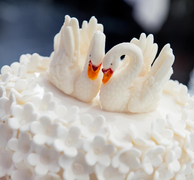 Primer plano del pastel de bodas blanco