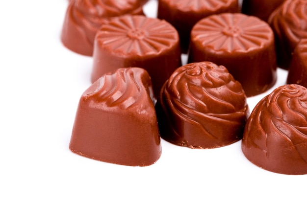 Primer plano de un pastel de chocolate contra un fondo blanco