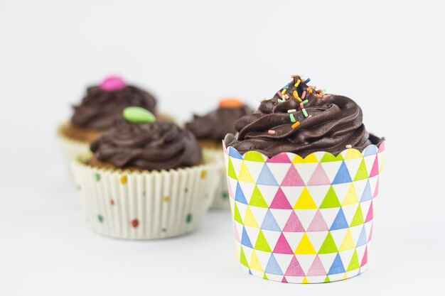 Primer plano de un pastel de chocolate contra un fondo blanco