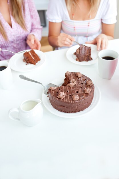 Primer plano de un pastel de chocolate durante una fiesta de cumpleaños en una cocina