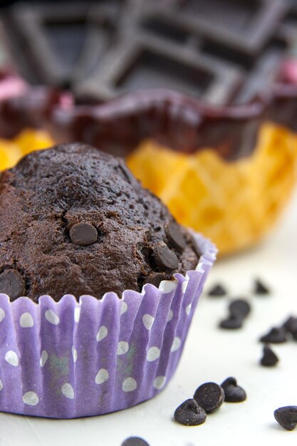 Foto primer plano de un pastel de chocolate en la mesa