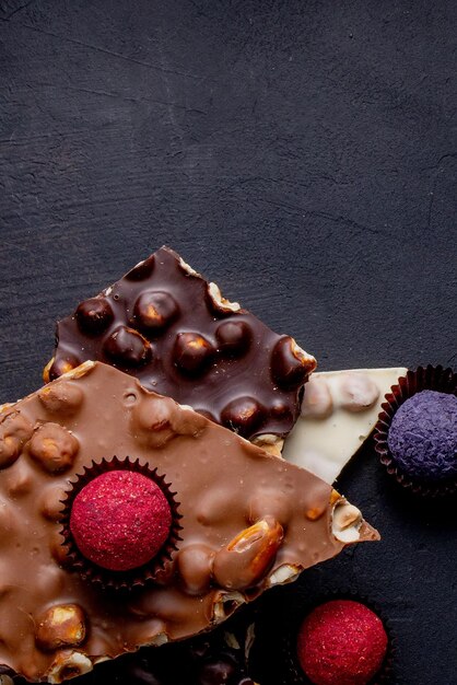 Foto primer plano de un pastel de chocolate en la mesa