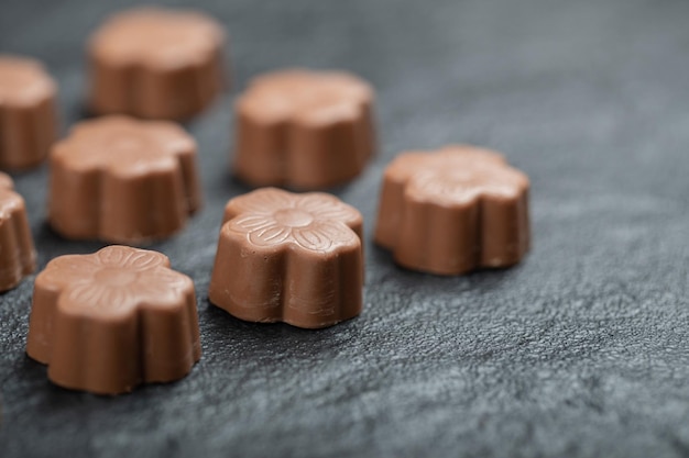 Primer plano de un pastel de chocolate en la mesa