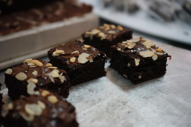 Foto primer plano de un pastel de chocolate en la mesa