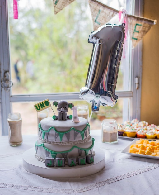 Primer plano del pastel de cumpleaños en la mesa