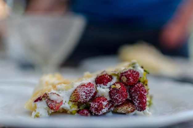 Primer plano del pastel de fresa en el plato