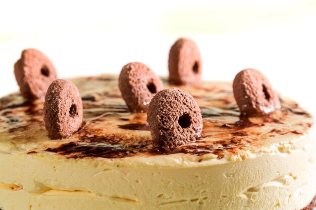 Primer plano de pastel de galleta dulce con las galletas enteras