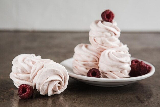 Primer plano de un pastel con helado en la mesa