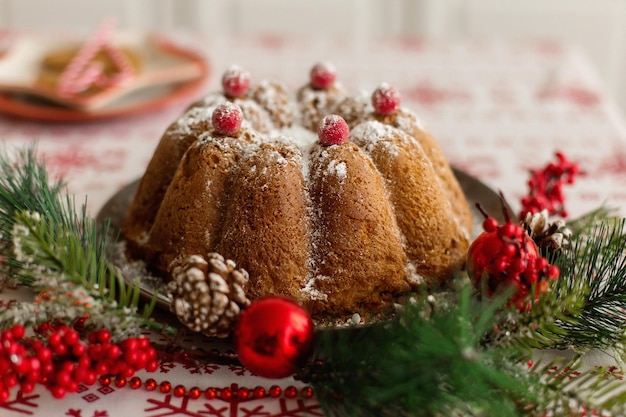 Primer plano de pastel de Navidad horizontal con una cereza en una decoración festiva