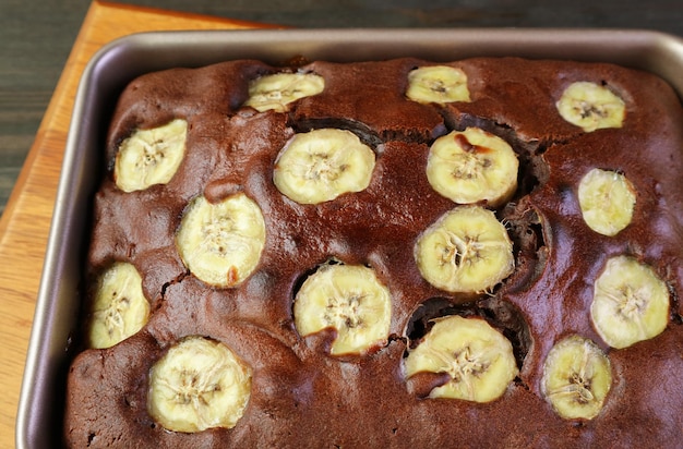 Primer plano de pastel de plátano de chocolate oscuro casero aromático recién horneado