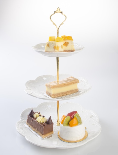 Primer plano de un pastel en un plato contra un fondo blanco