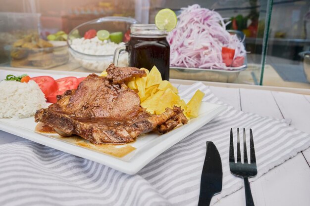 Foto primer plano del pastel en el plato sobre la mesa