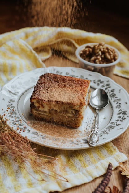 Primer plano del pastel en el plato sobre la mesa