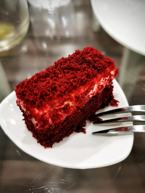 Foto primer plano del pastel en el plato sobre la mesa