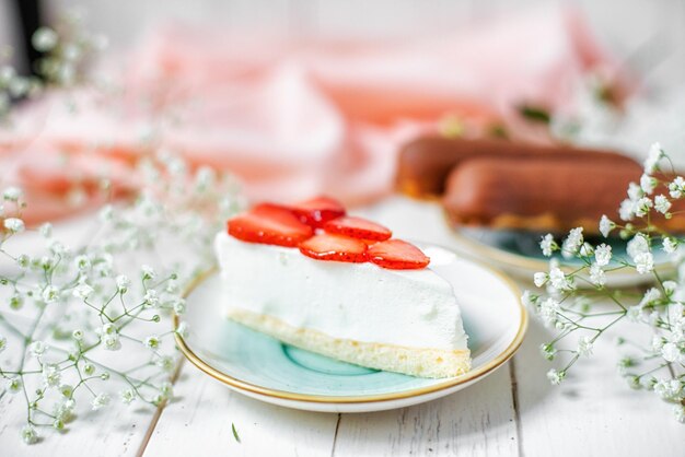 Primer plano de pastel en plato sobre mesa