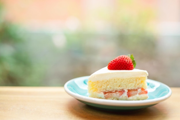 Foto primer plano del pastel en el plato sobre la mesa