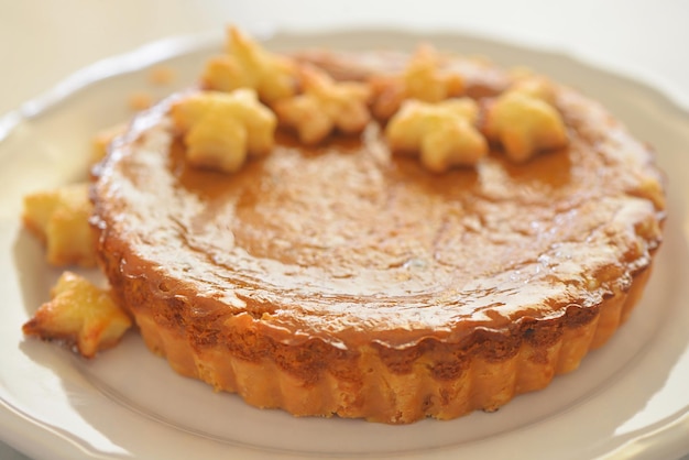 Foto primer plano del pastel en el plato sobre la mesa