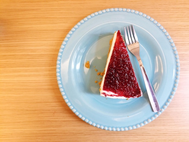 Foto primer plano del pastel en el plato sobre la mesa