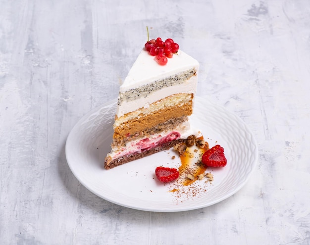 Primer plano de un pastel en rodajas en un plato blanco