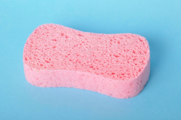 Foto primer plano de un pastel rosado contra un fondo blanco