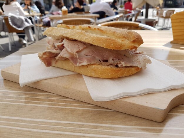 Foto primer plano de un pastel servido en la mesa de un restaurante