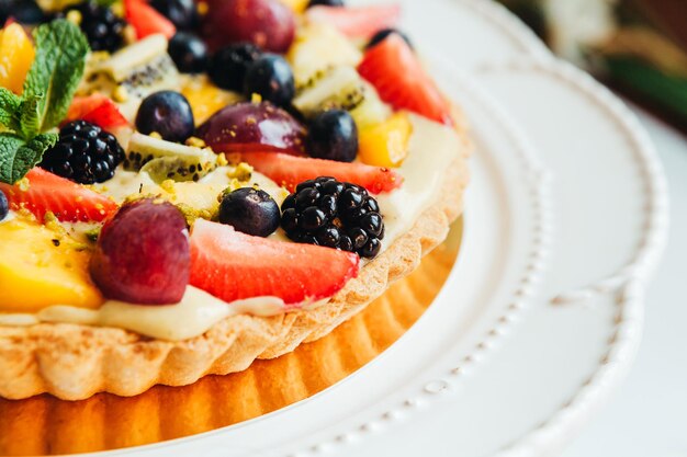 Primer plano del pastel servido en la mesa