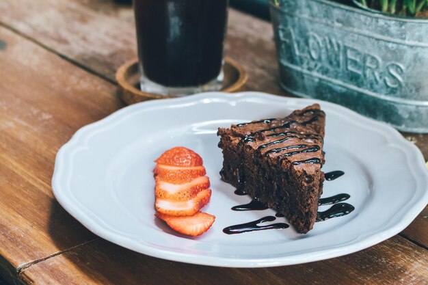 Foto primer plano de un pastel servido en un plato sobre la mesa