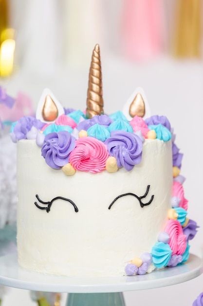 Primer plano de pastel de unicornio en la fiesta de cumpleaños de la niña.