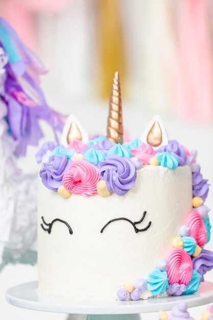 Primer plano de pastel de unicornio en la fiesta de cumpleaños de la niña.