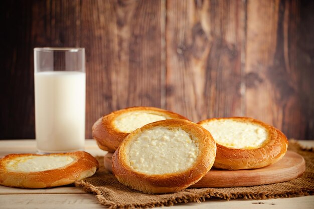 Primer plano de la pastelería y la leche en la mesa