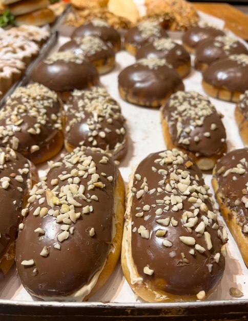 Primer plano de pasteles de chocolate en una fila