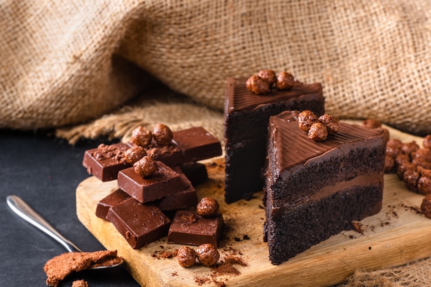 Primer plano de pasteles de chocolate en tabla de cortar de madera