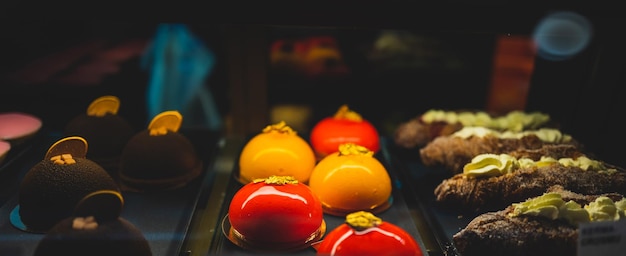 Foto primer plano de los pasteles en la mesa