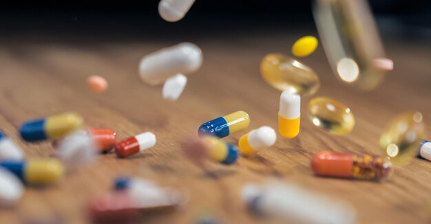Primer plano de pastillas multicolores en la mesa