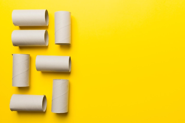 Primer plano de pastillas sobre un fondo amarillo