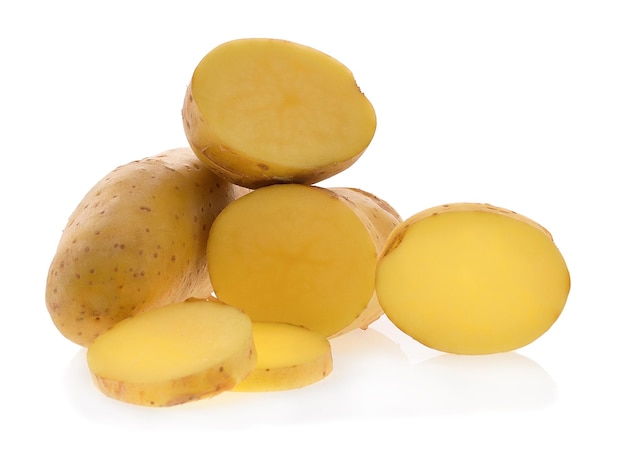 Primer plano de patatas crudas contra un fondo blanco