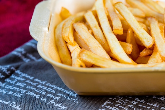 Foto primer plano de patatas fritas en un cuenco en la mesa