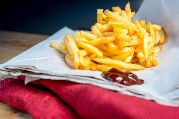 Primer plano de las patatas fritas en el plato