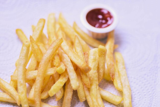 Foto primer plano de las patatas fritas en el plato