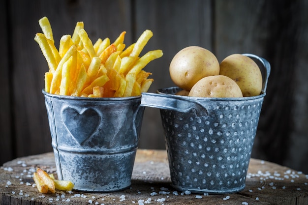 Primer plano de patatas fritas con sal de patata fresca