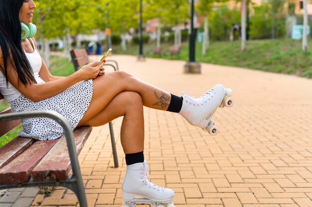 Primer plano de los patines de una mujer de mediana edad