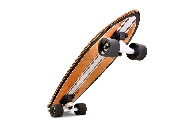 Primer plano de la patineta sobre un fondo blanco