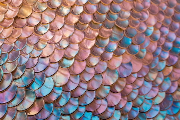 Un primer plano de un patrón de escamas de pescado con un fondo generativo azul y rosa ai