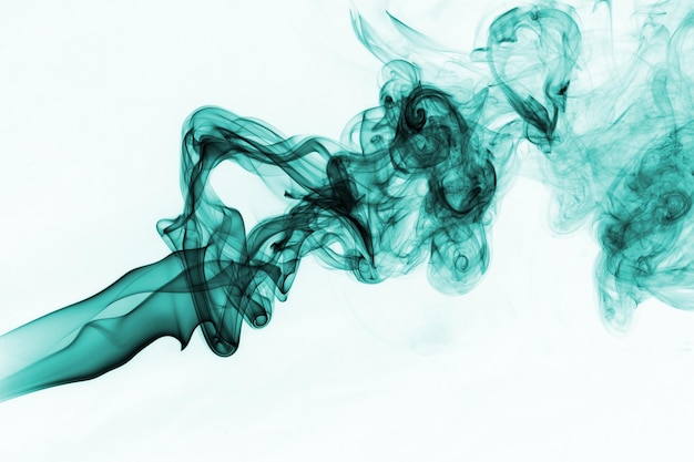 Primer plano de un patrón de humo abstracto contra un fondo blanco